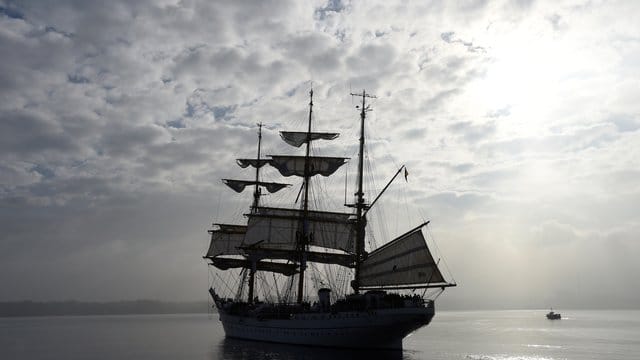 Die Gorch Fock läuft aus ihrem Heimathafen Kiel aus.