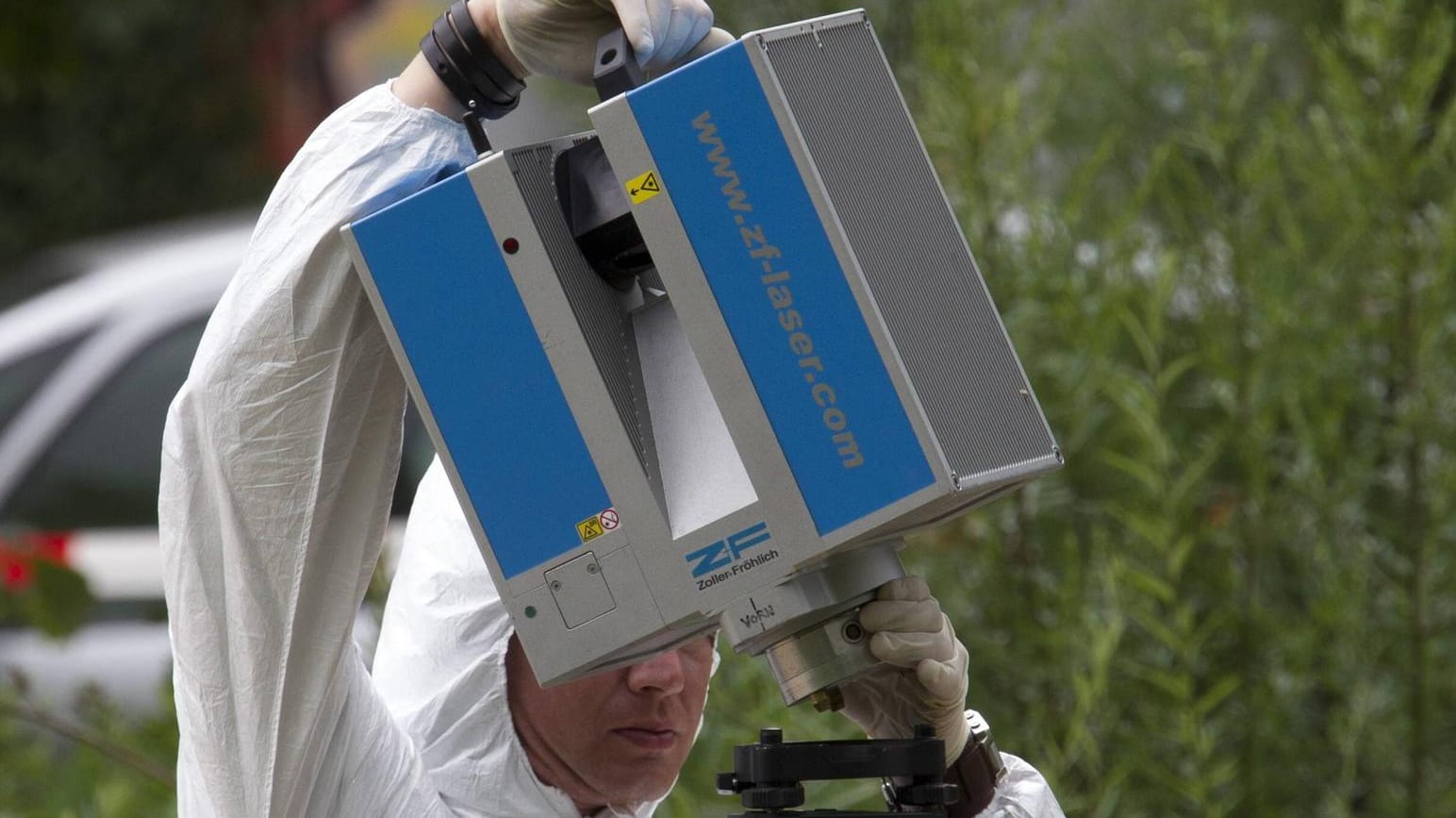 Ein Laser zum Vermessen eines Tatorts: Das LKA in Rheinland-Pfalz kann Tatorte virtuell nachstellen und in diesem das Tatgeschehen aus mehreren Perspektiven rekonstruieren. Der Clou: Der Täter ist als Avatar in 3-D involviert. (Symbolbild) Ein Laser zum Vermessen eines Tatorts: Das LKA in Rheinland-Pfalz kann Tatorte virtuell nachstellen und in diesem das Tatgeschehen aus mehreren Perspektiven rekonstruieren. Der Clou: Der Täter ist als Avatar in 3-D involviert. (Symbolbild)