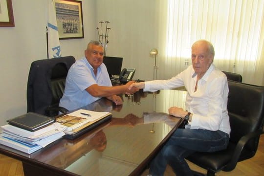 Cesar Luis Menotti (r) schüttelt Claudio Tapia, dem Chef des Argentinischen Fußballverbands (AFA) die Hand.