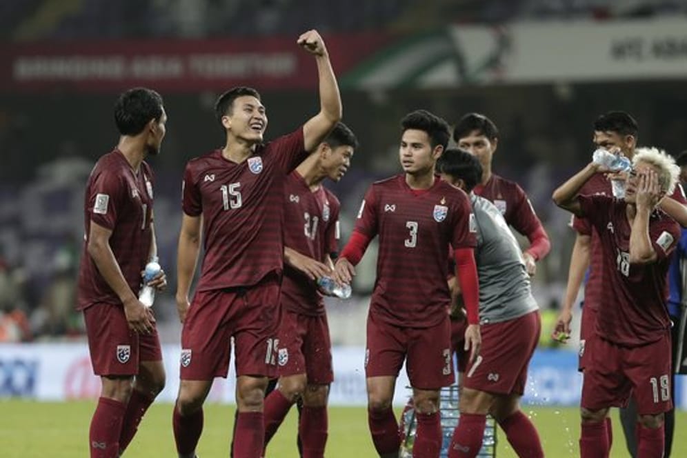 Thailands Spieler feiern nach dem Spiel gegen die Vereinigten Arabischen Emirate das 1:1.