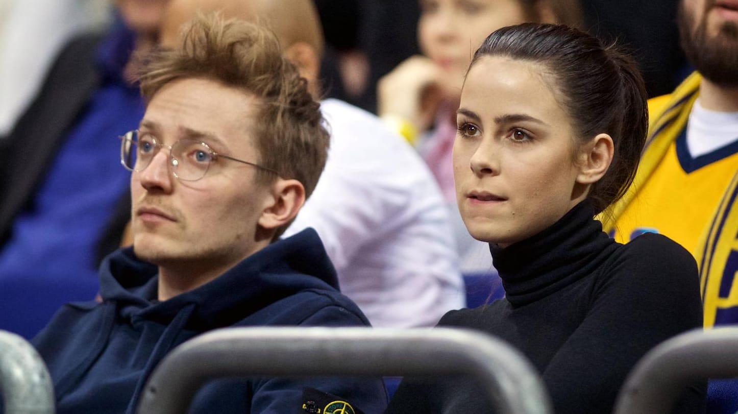 Bei einem Basketballspiel: Lena Meyer-Landrut mit Freund Max von Helldorff.