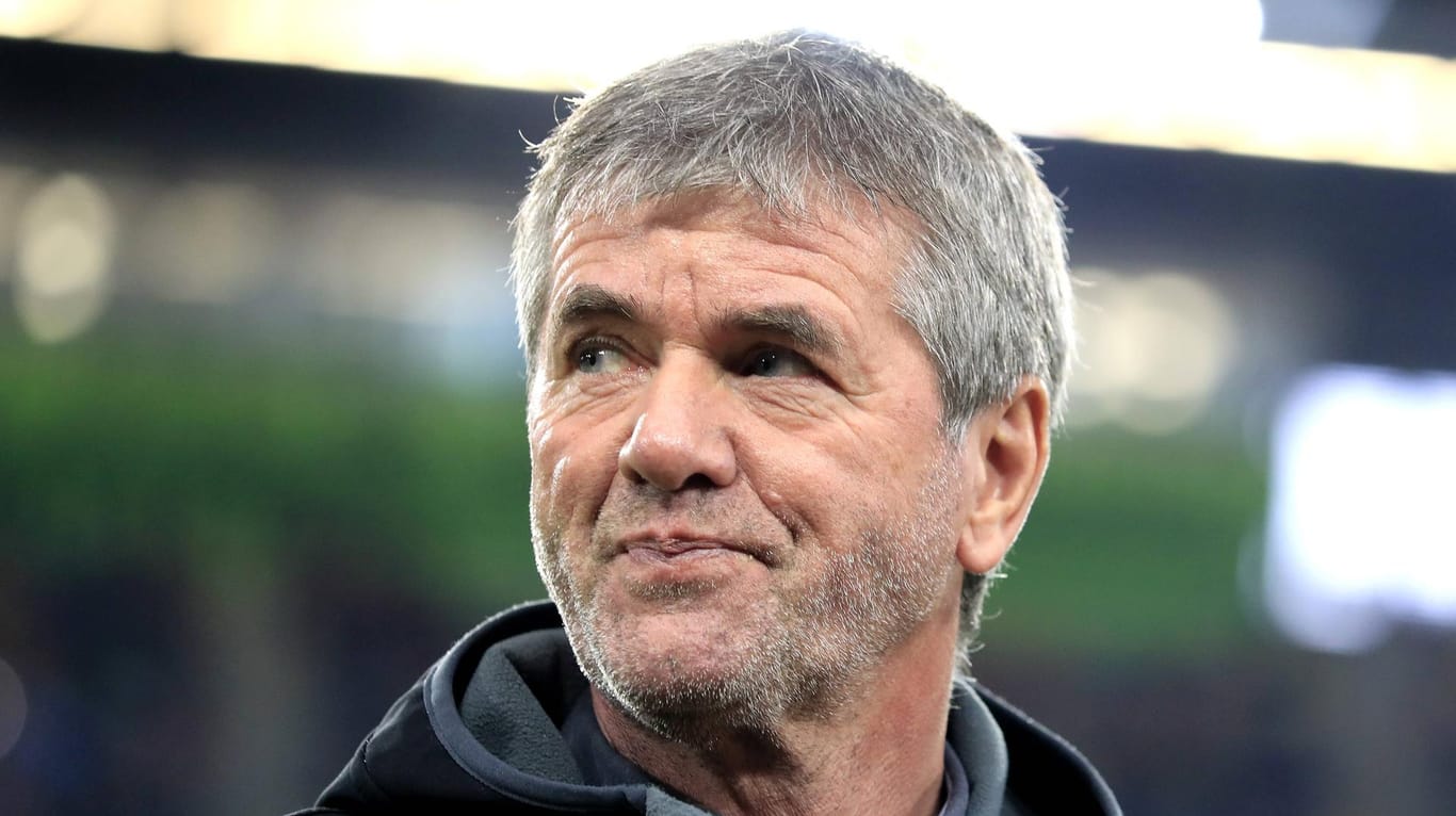 Friedhelm Funkel: Der Trainer von Fortuna Düsseldorf lässt seine Zukunft trotz der Rolle rückwärts seines Vereins offen.