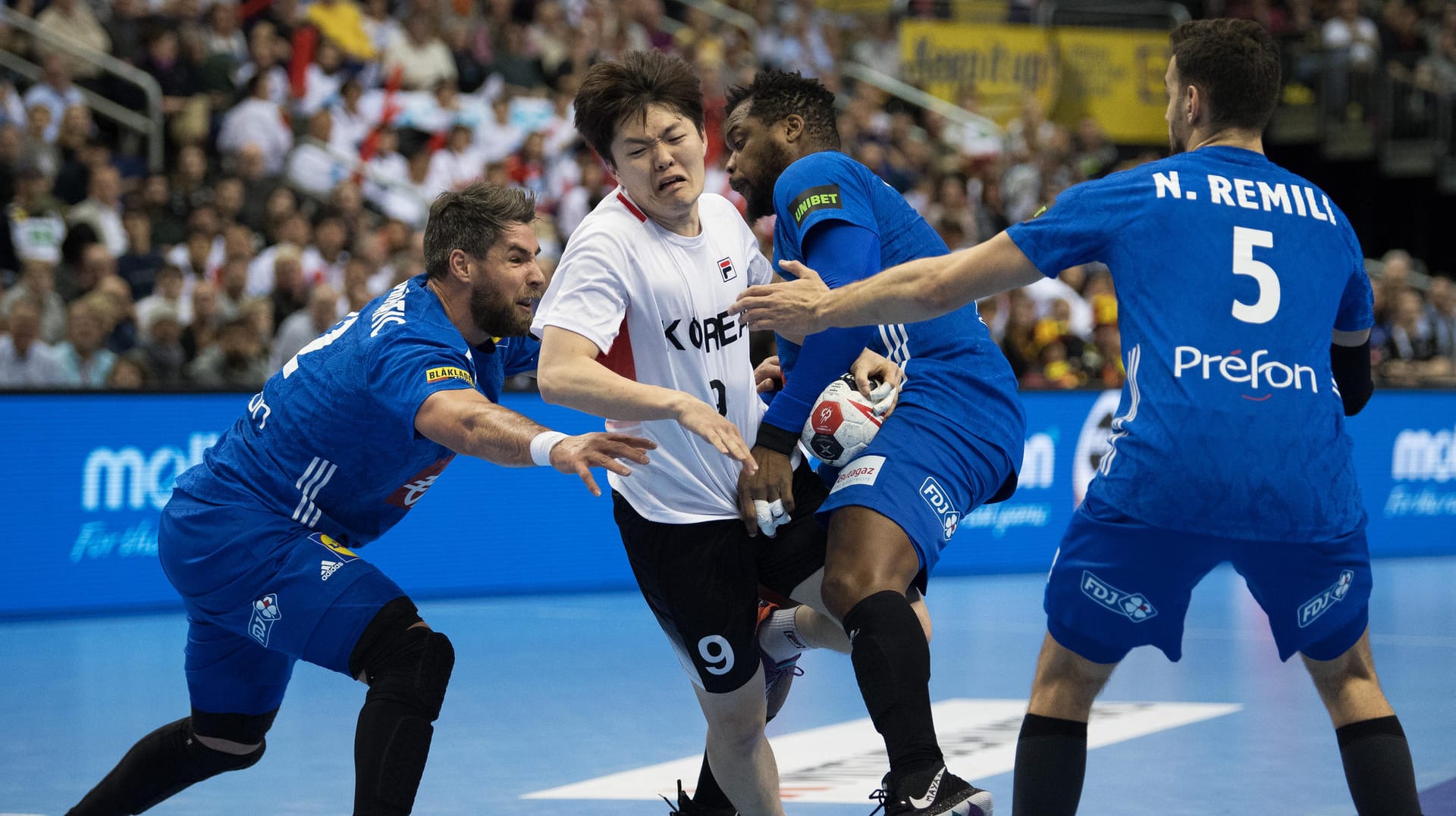 Koreas Taehun Jo (M.) beschert den Franzosen Probleme: Der Weltmeister hatte 30 Minuten lang große Mühe mit dem Außenseiter.