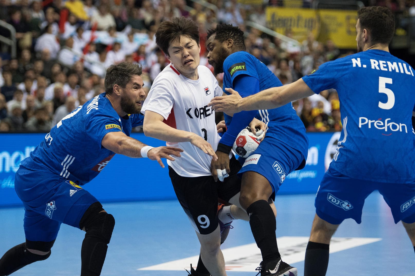 Koreas Taehun Jo (M.) beschert den Franzosen Probleme: Der Weltmeister hatte 30 Minuten lang große Mühe mit dem Außenseiter.