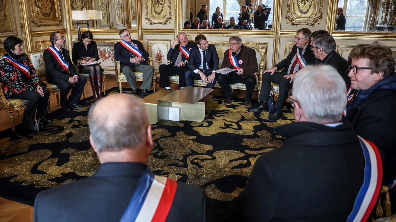 Emmanuel Macron im Gespräch mit Bürgermeistern.