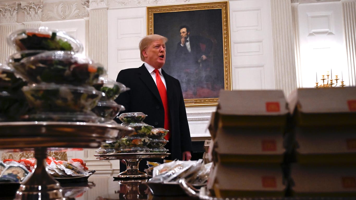 Donald Trump im Weißen Haus: Auf silbernen Tabletts wurden einem Football-Team unter anderem Hamburger der Schnellrestaurant-Ketten McDonald's und Wendy's serviert.