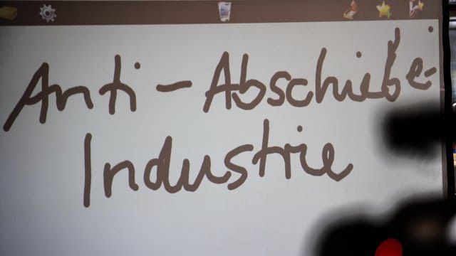 Das "Unwort des Jahres 2018" heißt "Anti-Abschiebe-Industrie".