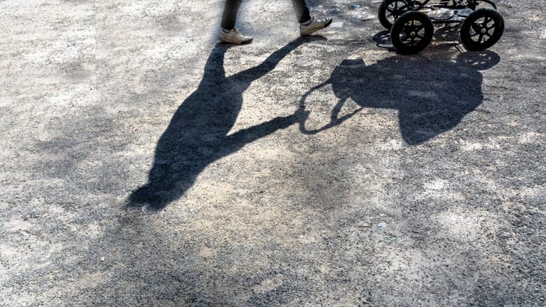 Schatten einer Frau mit Kinderwagen: Kindergeld-Empfänger können sich aussuchen, ob das Geld auf ein Konto in Deutschland oder im Ausland überwiesen werden soll. (Symbolbild)