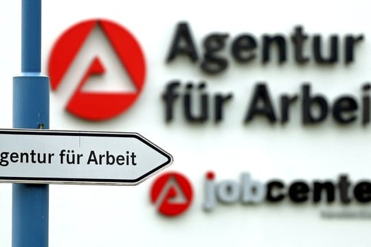 Ein Schild weist den Weg zur Agentur für Arbeit.