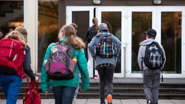 Schüler in Deutschland schlafen einer repräsentativen Umfrage zufolge zu wenig. Schüler in Deutschland schlafen einer repräsentativen Umfrage zufolge zu wenig.