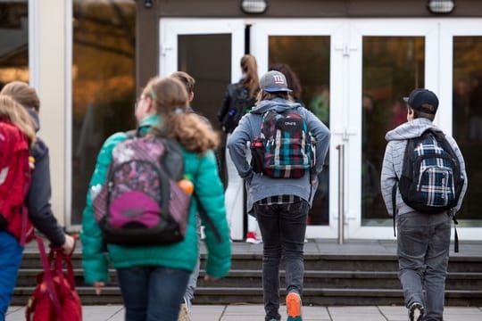 Schüler in Deutschland schlafen einer repräsentativen Umfrage zufolge zu wenig.