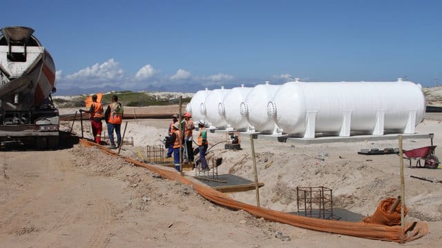 Bauarbeiter gießen Betonfundamente auf der Baustelle einer Meerwasserentsalzungsanlage in Strandfontein, einem Vorort von Kapstadt. Bauarbeiter gießen Betonfundamente auf der Baustelle einer Meerwasserentsalzungsanlage in Strandfontein, einem Vorort von Kapstadt.