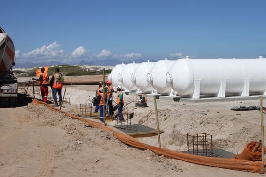 Bauarbeiter gießen Betonfundamente auf der Baustelle einer Meerwasserentsalzungsanlage in Strandfontein, einem Vorort von Kapstadt.