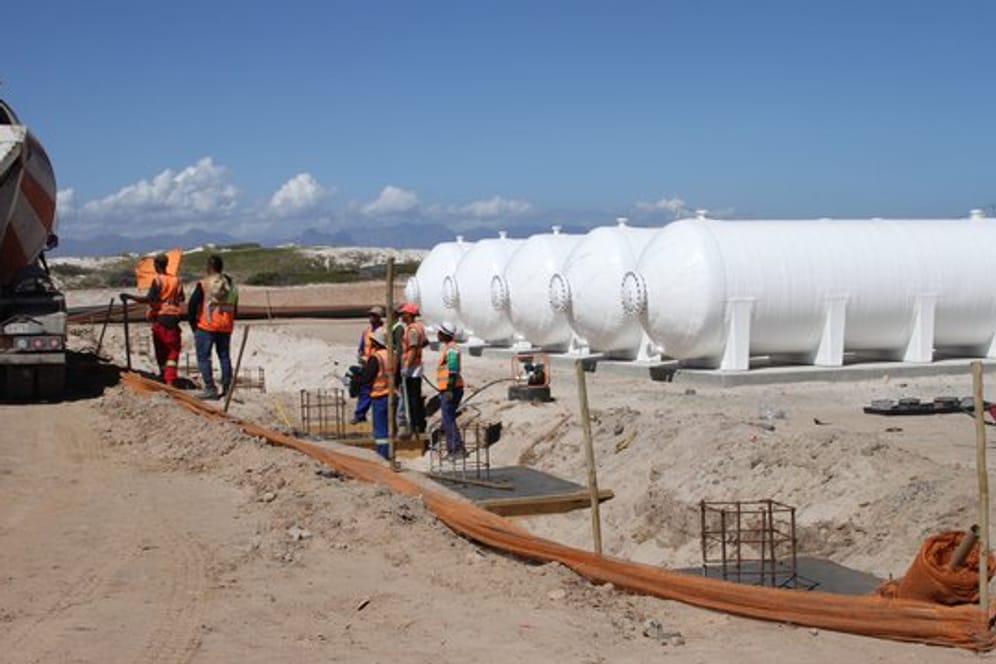Bauarbeiter gießen Betonfundamente auf der Baustelle einer Meerwasserentsalzungsanlage in Strandfontein, einem Vorort von Kapstadt.