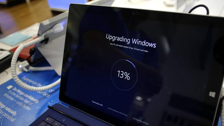 Ein Rechner, der auf die neuste Windows-Version aktualisiert: Wer von Windows 7 auf Windows 10 umsteigen will, hat verschiedene Möglichkeiten.