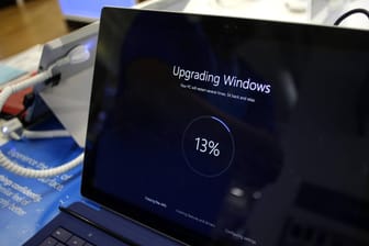 Ein Rechner, der auf die neuste Windows-Version aktualisiert: Wer von Windows 7 auf Windows 10 umsteigen will, hat verschiedene Möglichkeiten.