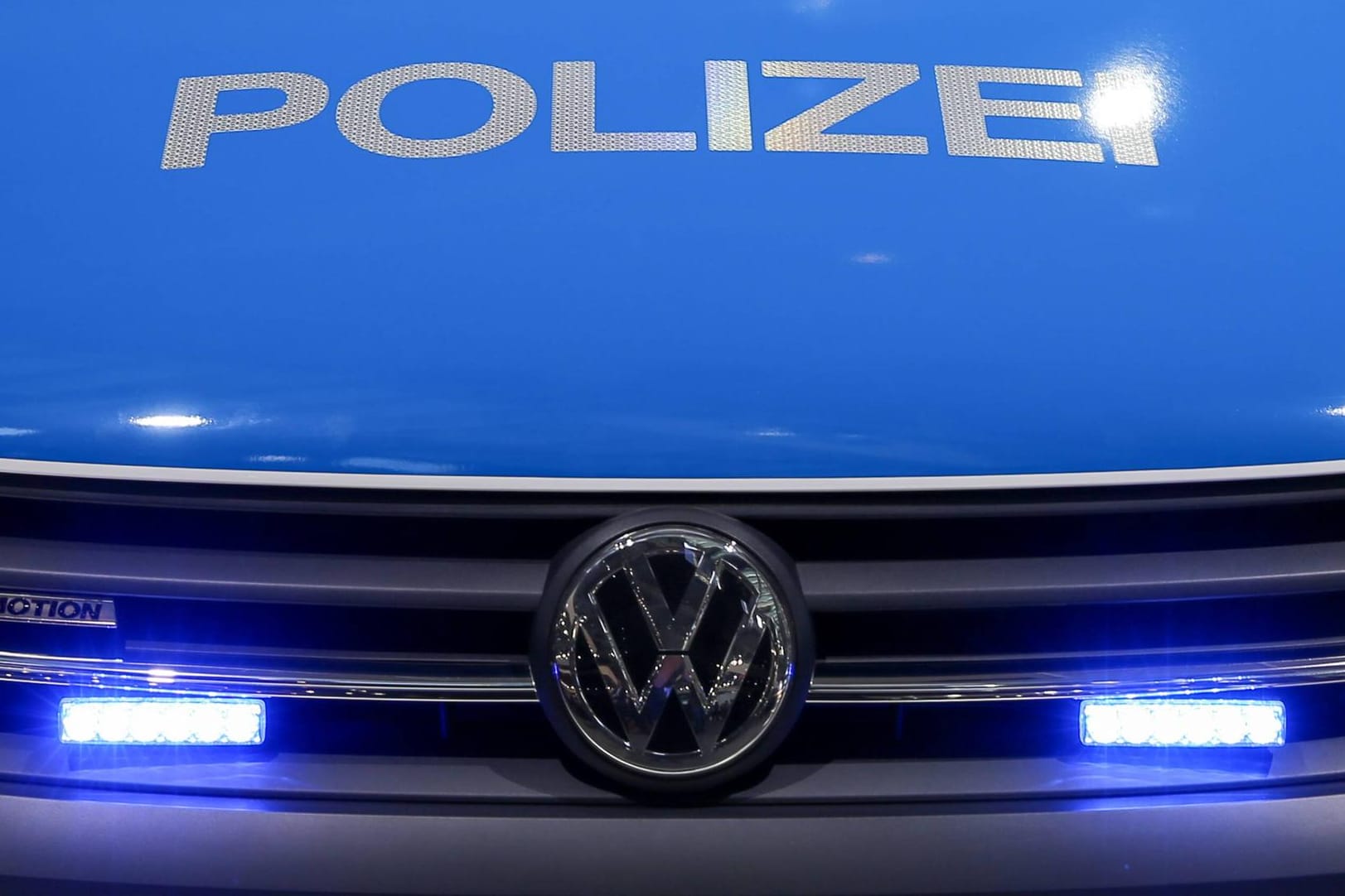 Einsatzfahrzeug der Polizei: Der Lebensgefährte der Mutter des toten Mädchens flüchtete am Montagabend bei einer Vernehmung in Pasewalk. (Symbolbild)