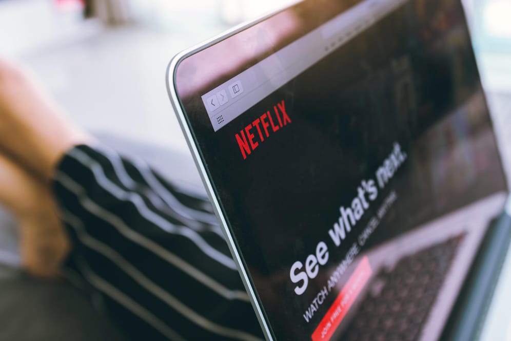 Jemand schaut Netflix auf dem Laptop: Der Streamingdienst plant offenbar eine Preiserhöhung.