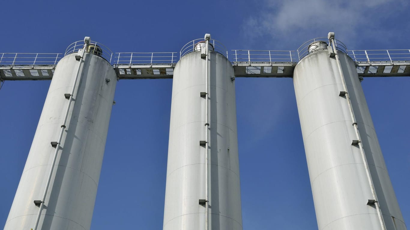 Zementsilos (Symbolfoto): Ob der Mann wegen eines Unfalls oder wegen eines medizinischen Problems zum Fallen kam, muss die Polizei nun klären.