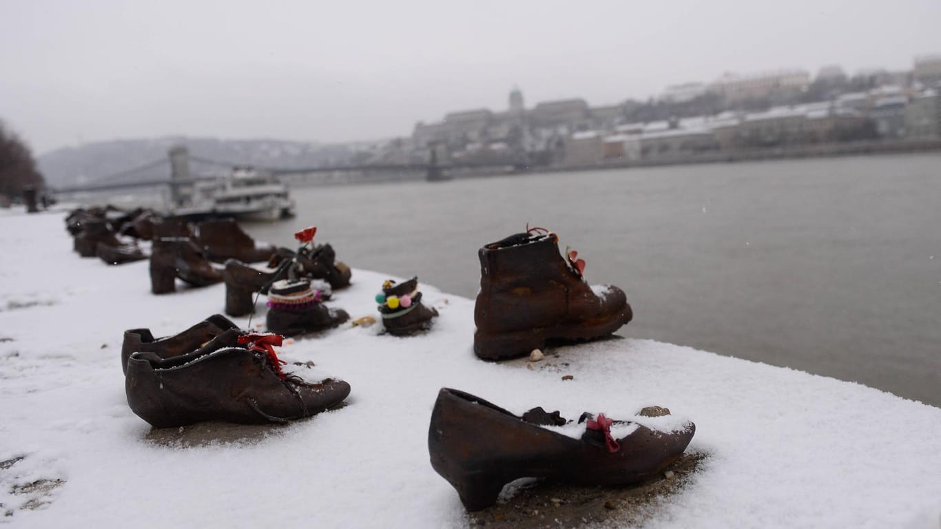 Die Donau in Budapest: Die Schuhe am Ufer sind ein Mahnmal für die Tausenden Juden, die dort im Oktober 1944 von Nazi-Verbündeten erschossen wurden.