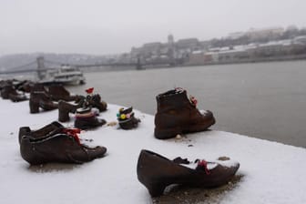 Die Donau in Budapest: Die Schuhe am Ufer sind ein Mahnmal für die Tausenden Juden, die dort im Oktober 1944 von Nazi-Verbündeten erschossen wurden.