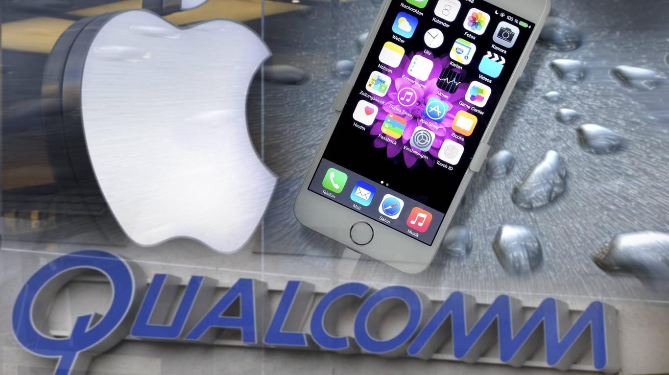 iPhone, Apple- und Qualcomm-Logo: Die beiden Konzerne streiten sich vor Gericht um Patentrechte.