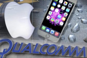 iPhone, Apple- und Qualcomm-Logo: Die beiden Konzerne streiten sich vor Gericht um Patentrechte.