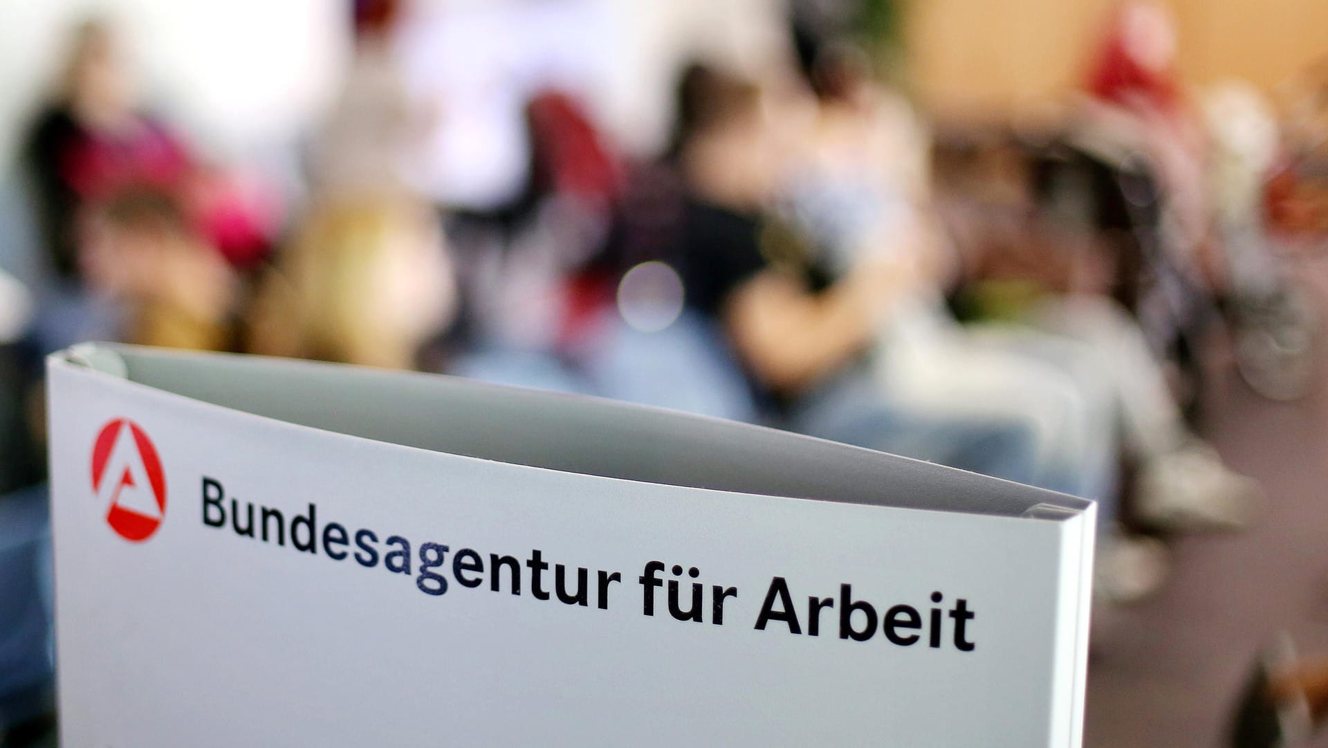 Wartezimmer der Bundesagentur für Arbeit: Die Arbeitsagentur hat hohe Rücklagen angespart.