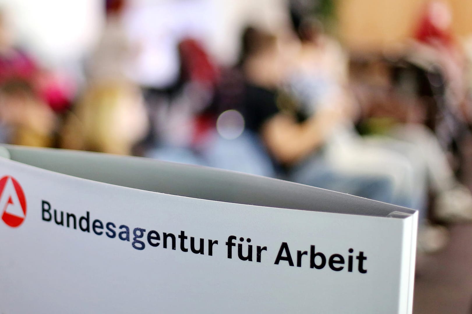 Wartezimmer der Bundesagentur für Arbeit: Die Arbeitsagentur hat hohe Rücklagen angespart.