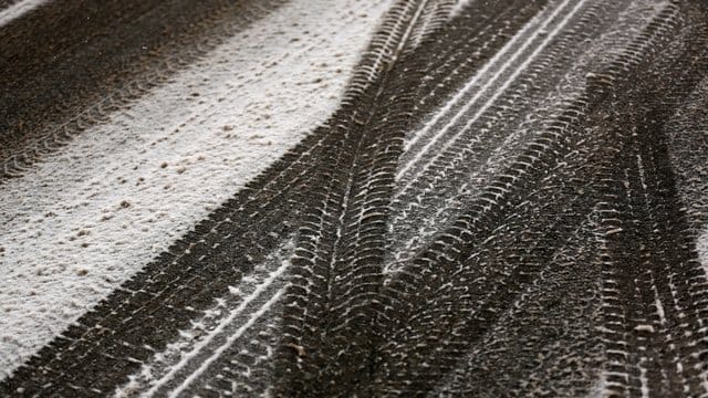 Spuren im Schnee: Autos mit ABS bleiben auch bei einer Notbremsung noch lenkbar. Spuren im Schnee: Autos mit ABS bleiben auch bei einer Notbremsung noch lenkbar.