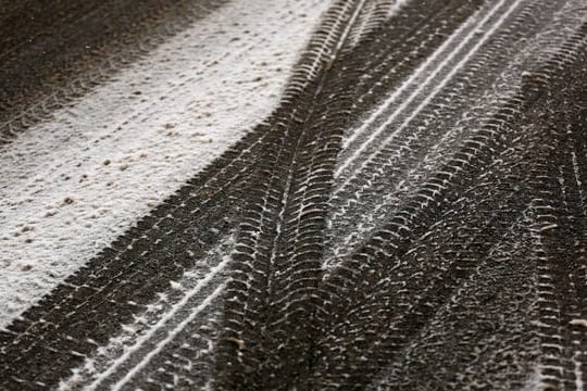 Spuren im Schnee: Autos mit ABS bleiben auch bei einer Notbremsung noch lenkbar.
