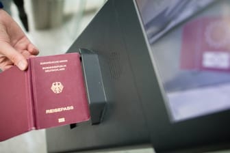 Eine Frau hält einen Reisepass an ein Lesegerät: Die EU will wieder verstärkt auf Ausweiskontrollen setzen.
