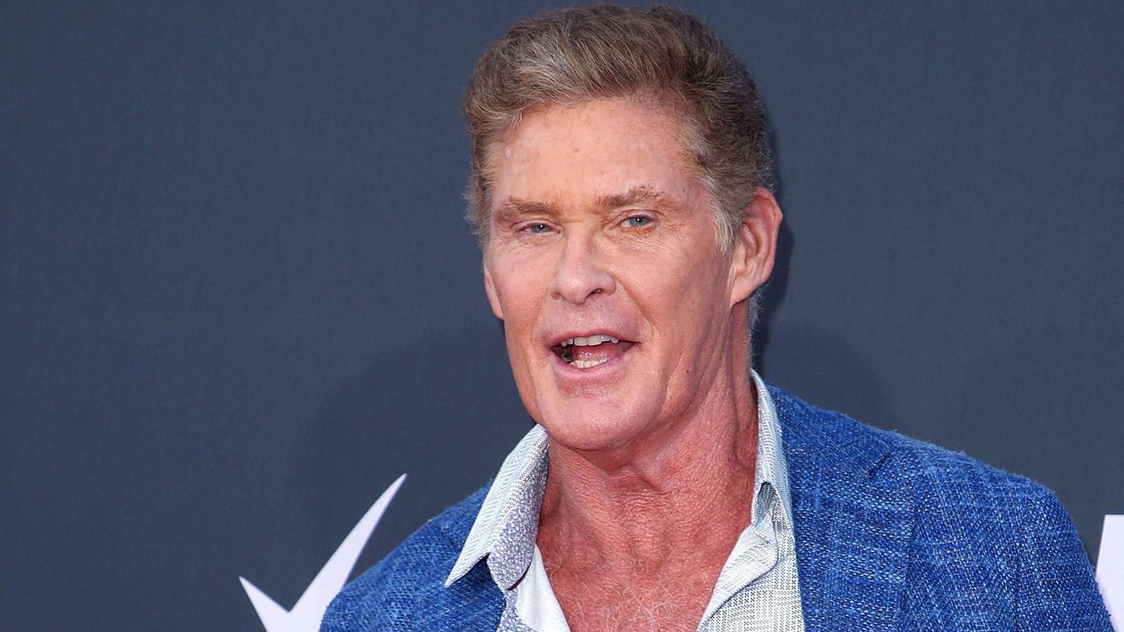 David Hasselhoff: Der Schauspieler spazierte in Österreich durch hohen Schnee.