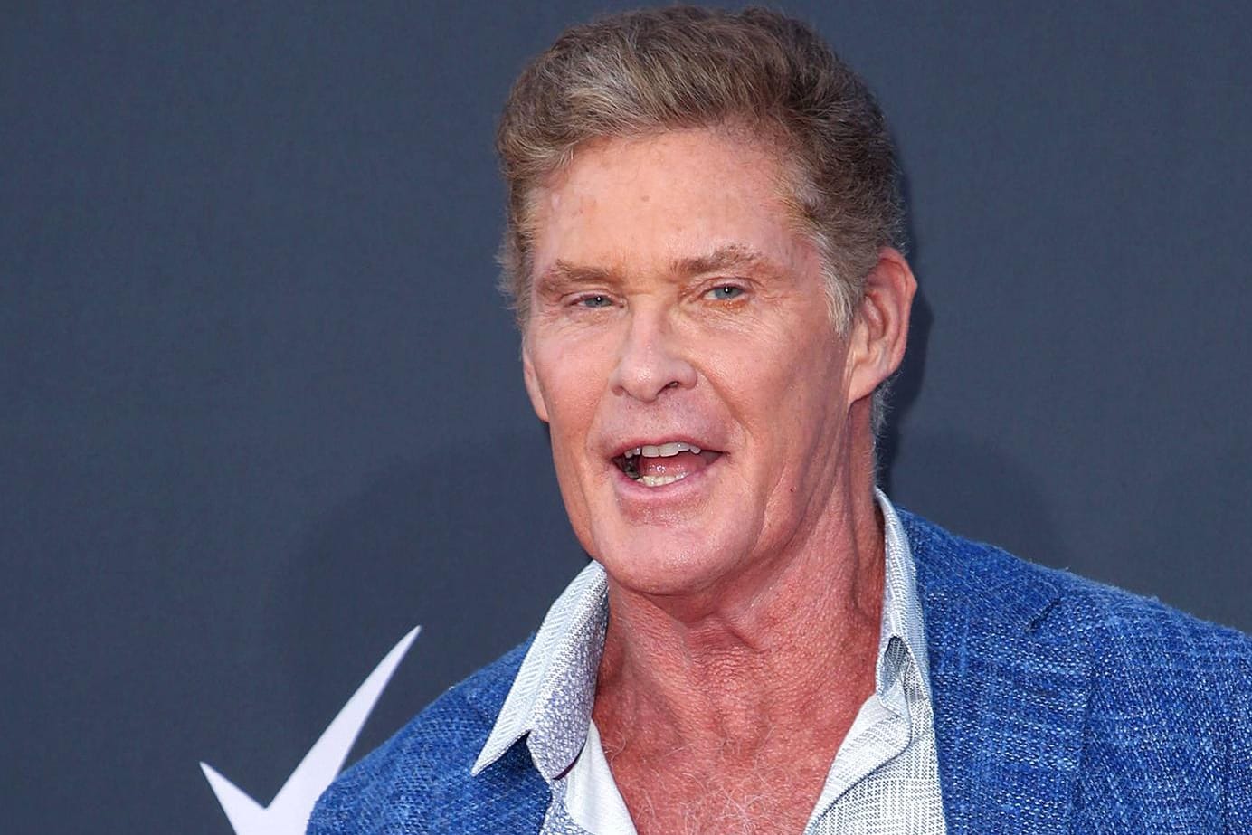 David Hasselhoff: Der Schauspieler spazierte in Österreich durch hohen Schnee.