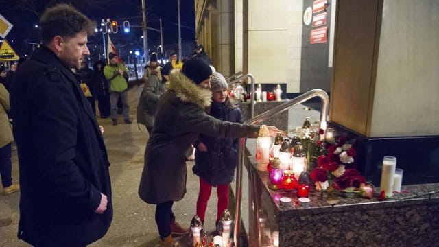 Der tödliche Anschlag auf den Danziger Bürgermeister hat Polen geschockt und in tiefe Trauer gestürzt. Der tödliche Anschlag auf den Danziger Bürgermeister hat Polen geschockt und in tiefe Trauer gestürzt.