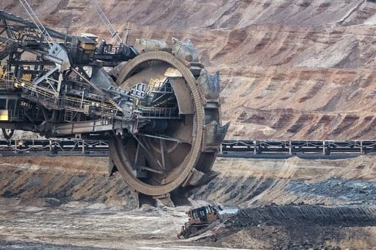 Bergbaumaschinen stehen im Tagebau Garzweiler.