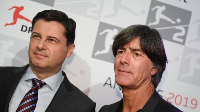 Bundestrainer Joachim Löw (r) und der DFL-Geschäftsführer Christian Seifert beim Empfang in Frankfurt am Main.