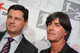 Bundestrainer Joachim Löw (r) und der DFL-Geschäftsführer Christian Seifert beim Empfang in Frankfurt am Main.