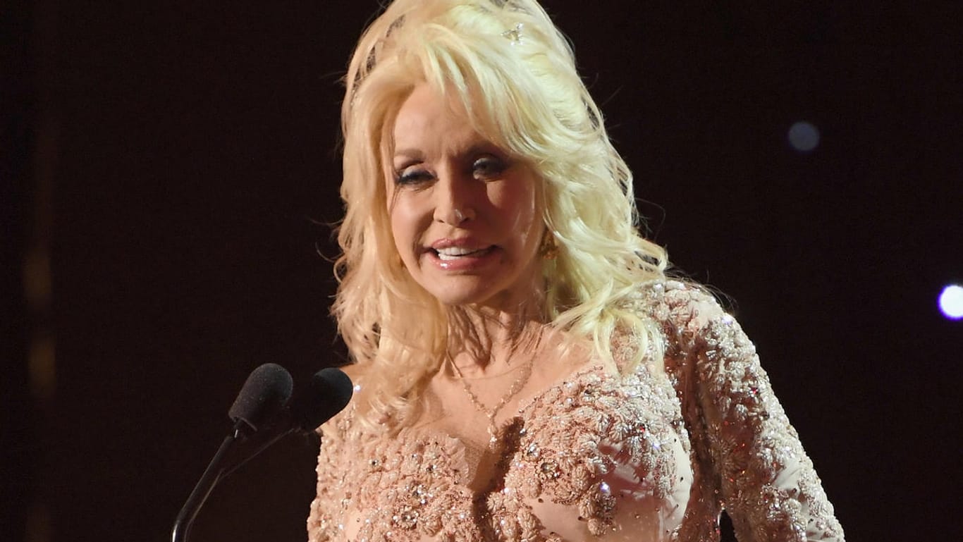 Dolly Parton: Schönheitsoperationen helfen ihr eigenen Aussagen zufolge, sich gut zu fühlen.