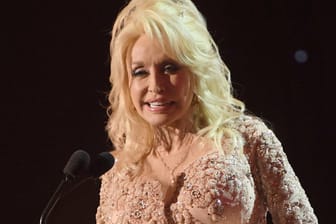 Dolly Parton: Schönheitsoperationen helfen ihr eigenen Aussagen zufolge, sich gut zu fühlen.