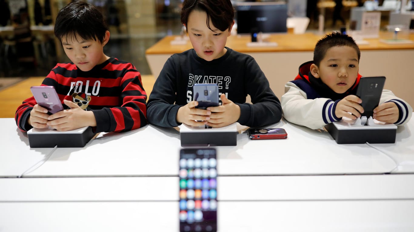 Kinder spielen im Samsung-Store auf Testgeräten: Der Smartphone-Marktführer steht wegen der Billig-Konkurrenz aus China unter Druck.