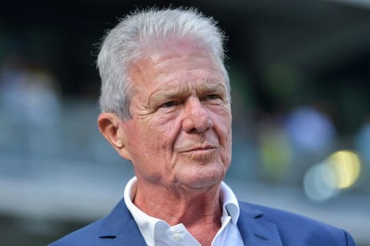 Hoffenheims Mäzen Dietmar Hopp kritisiert die hohen Gehälter der Spieler.