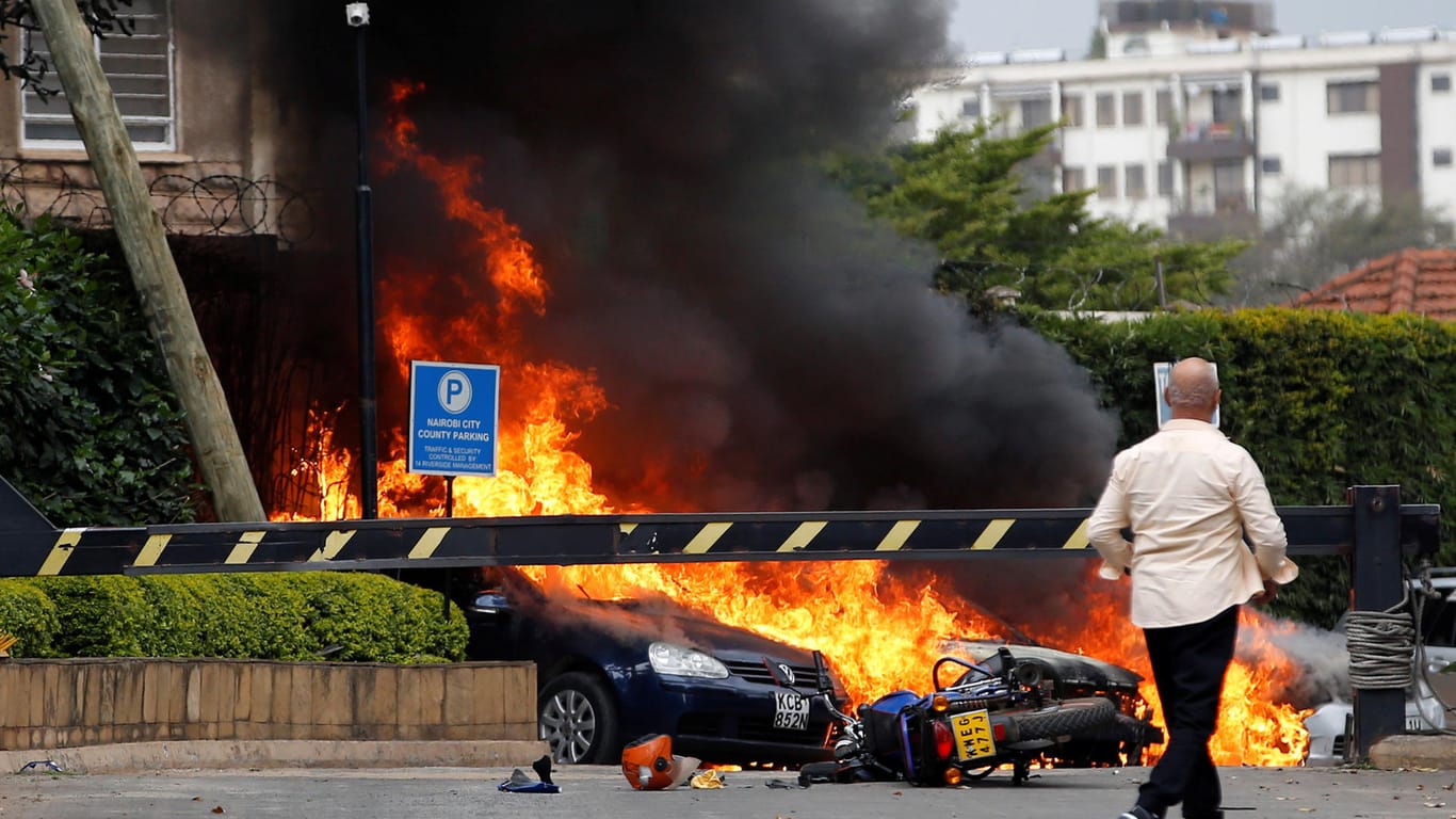 Autos brennen an dem Tatort: In Nairobi sind Explosionen und Schüsse gehört worden.