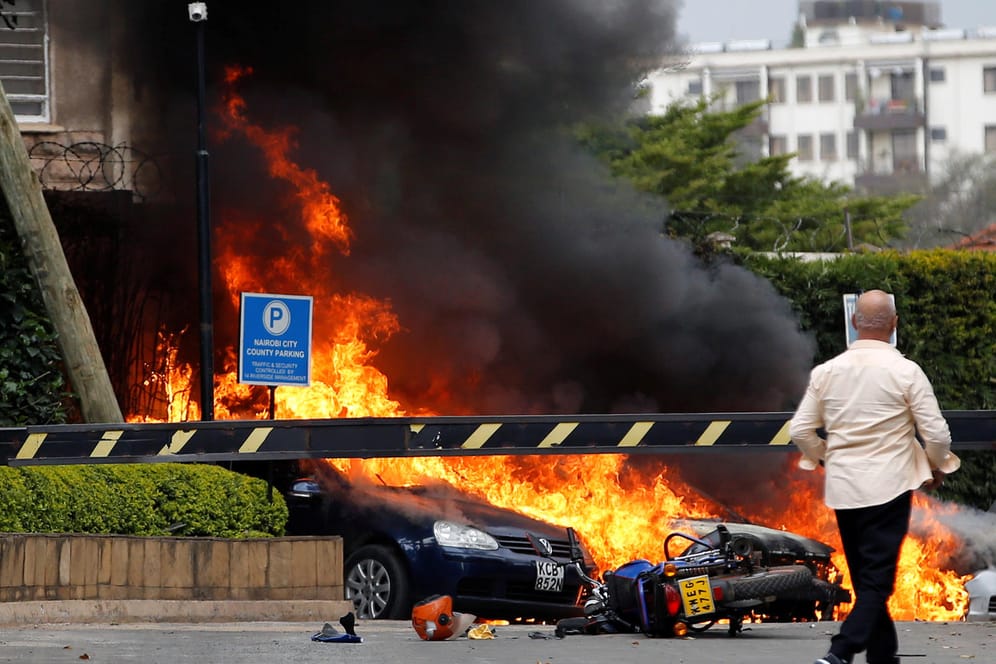 Autos brennen an dem Tatort: In Nairobi sind Explosionen und Schüsse gehört worden.