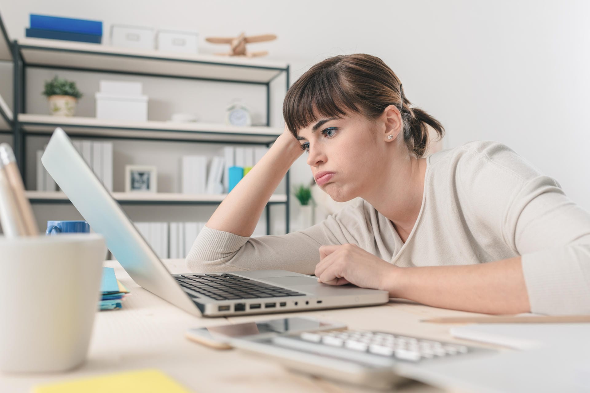 Eine genervte Frau an einem Computer (Symbolbild): Wenn der Rechner zu langsam ist, können verschiedene Methoden helfen.