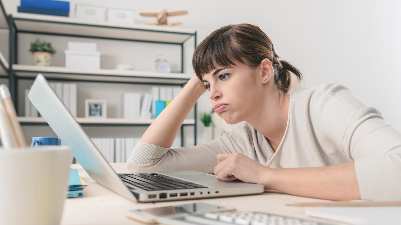 Eine genervte Frau an einem Computer (Symbolbild): Wenn der Rechner zu langsam ist, können verschiedene Methoden helfen.