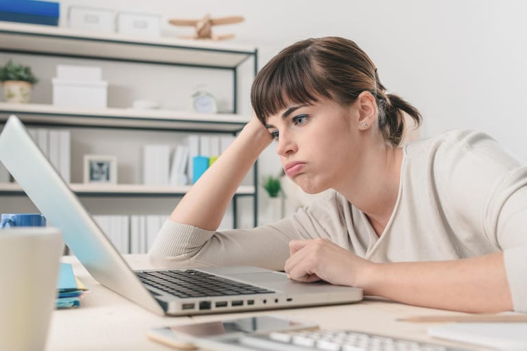 Eine genervte Frau an einem Computer (Symbolbild): Wenn der Rechner zu langsam ist, können verschiedene Methoden helfen.
