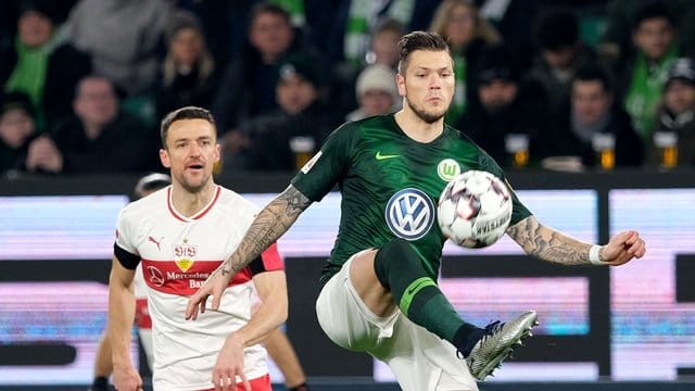 Wolfsburgs Daniel Ginczek (r) hat sich verletzt.