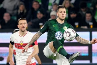 Wolfsburgs Daniel Ginczek (r) hat sich verletzt.