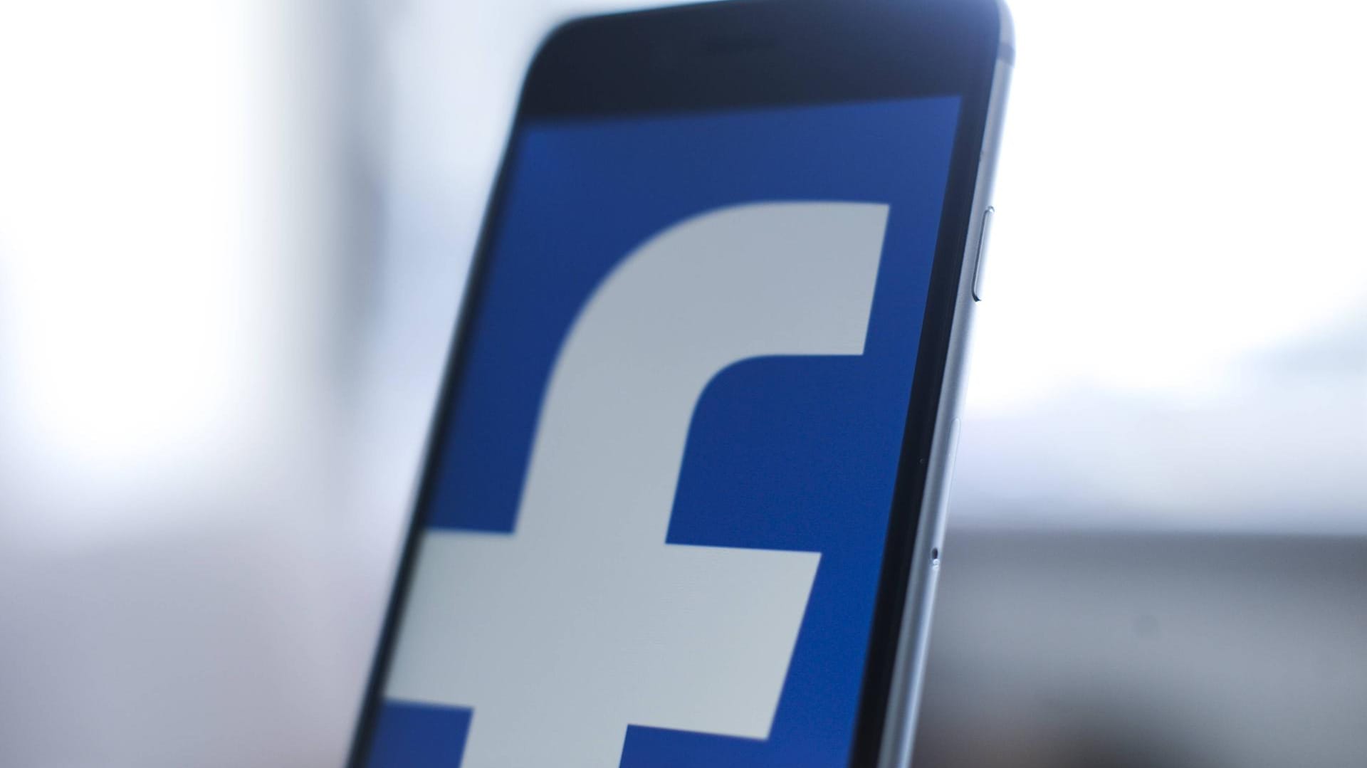Facebook: Ein Mann war live auf Facebook, als das SEK seine Wohnung stürmte. Facebook: Ein Mann war live auf Facebook, als das SEK seine Wohnung stürmte.